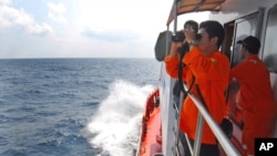 မလေးရှား လေယာဉ်ပျောက် ရှာဖွေရေးအဖွဲ့ သင်္ဘောရေယာဉ်များဖြင့် ပိုက်စိပ်တိုက် ရှာဖွေနေကြစဉ်။ (မတ်လ ၁၂၊ ၂၀၁၄)