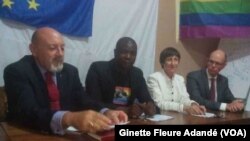 Conférence de presse de Hirondelle, association de Cotonou sur le mariage pour tous, à Cotonou, le 17 mai 2017. (VOA/Ginette Fleure Adandé)