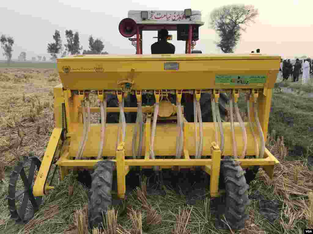 صوبائی حکومت کی جانب سے کسانوں کو رواں برس جدید ٹیکنالوجی سے آراستہ 500 مشینیں فراہم کی جا رہی ہیں جب کہ &nbsp;مستقبل میں یہ تعداد 5000 تک لے جانے کا منصوبہ ہے۔