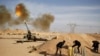 عکس آرشیوی از نیروهای لیبی در حال شلیک به سوی مواضع پیکارجویان داعش در نزدیکی شهر سرت - اسفند ۱۳۹۳ 