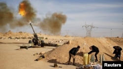지난 3일 리비아 민병대가 이슬람 수니파 ISIL 시르테 기지에 대포를 쏘고 있다. (자료사진)
