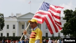 Người biểu tình hô khẩu hiệu 'Tự do cho Việt Nam' bên ngoài Nhà Trắng ở Washington trong lúc Tổng thống Obama tiếp Tổng bí thư đảng CSVN Nguyễn Phú Trọng, ngày 7/7/2015.