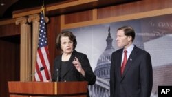 Senator fraksi Demokrat dari negara bagian California, Diane Feinstein (kiri) hari Kamis (24/1) memperkenalkan rancangan undang-undang untuk melarang senjata serbu (foto: dok). 