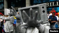 Miembros de organizaciones de medios independientes protestan frente a la sede de una reunión de la Asociación Interamericana de Prensa (SIP) en Caracas, Venezuela, el 18 de septiembre de 2009.