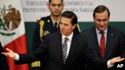 Mexico's President Enrique Pena Nieto greets guests at an event announcing an accord meant to strengthen the national economy and keep down household costs, in Mexico City, Jan. 9, 2017.