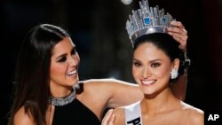 Miss Filipinas Pia Alonzo Wurtzbach (derecha) fue coronada Miss Universo 2015 por la ex Miss Universo, Paulina Vega, en Las Vegas, Nevada, el domingo, 20 de diciembre de 2015.