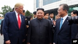 도널드 트럼프 미국 대통령, 문재인 한국 대통령, 김정은 북한 국무위원장이 지난 6월 판문점 남측 지역에서 만났다. 