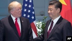 Presiden AS Donald Trump (kiri) dan Presiden China Xi Jinping saat bertemu di sela KTT G-20 di Hamburg, Jerman, 8 Juli 2017 lalu (foto: dok).