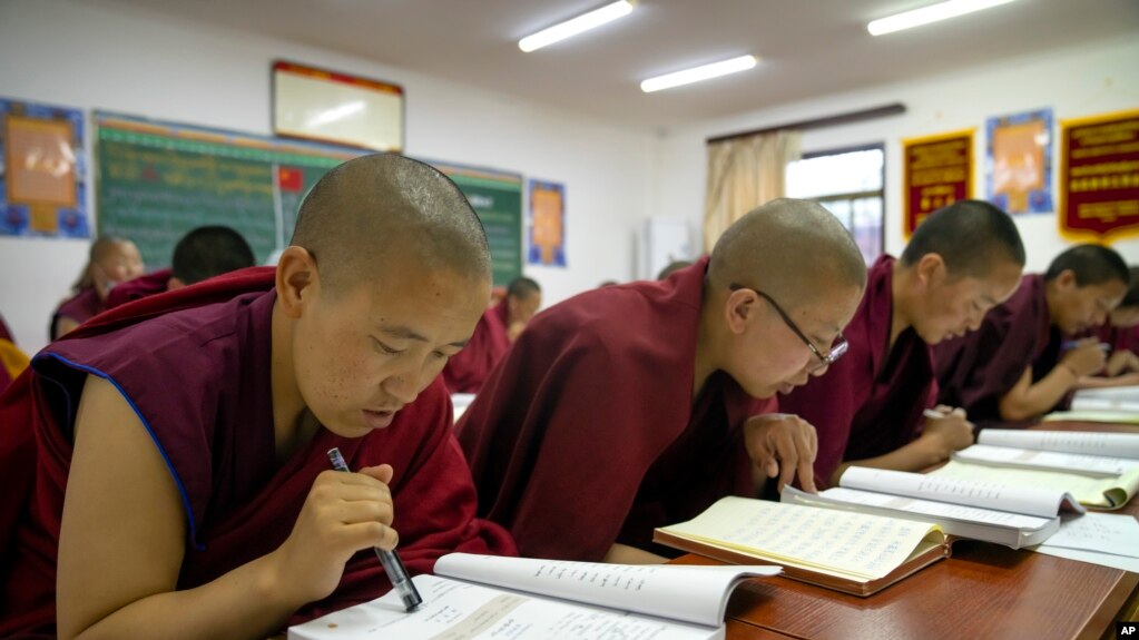 资料照片：2021年5月31日，西藏尼姑在拉萨一所佛学院学习中文。（美联社照片）(photo:VOA)