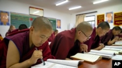资料照片：2021年5月31日，西藏尼姑在拉萨一所佛学院学习中文。（美联社照片）