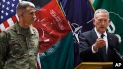 U.S. Defense Secretary James Mattis , right, and U.S. Army General John Nicholson, left, commander of U.S. Forces Afghanistan, hold a news conference at Resolute Support headquarters in Kabul, Afghanistan, April 24, 2017. 