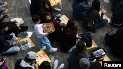 香港示威者在午餐時間舉行抗議活動。（2019年12月2日） 