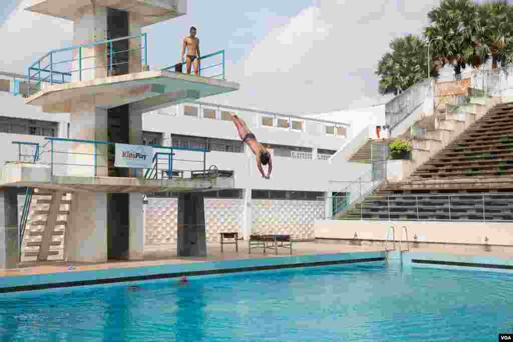 Jordan Pisey Windle dives head first into a pool, Phnom Penh, Cambodia, May 12, 2016. (Hean Socheata/VOA Khmer)