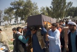 Kerabat membawa mayat salah satu dari tiga wanita yang bekerja untuk stasiun radio dan TV lokal yang tewas pada Selasa dalam serangan yang diklaim oleh kelompok Negara Islam, selama upacara pemakamannya di Jalalabad, timur Kabul, Afghanistan, Rabu, 3 Mare