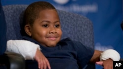 Penerima transplantasi tangan ganda, Zion Harvey tersenyum dalam sebuah konferensi pers di rumah sakit anak-anak di Philadelphia (28/7). 
