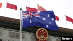 资料照：澳大利亚国旗飘扬在北京人大会堂前。（2016年4月14日）