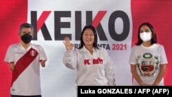 La candidate à la présidence du Pérou Keiko Fujimori (au centre) et ses co-candidats à la vice-présidence, l'ancien député Luis Galarreta (à gauche) et l'avocate Patricia Juarez, font une déclaration à la presse le 6 juin 2021.