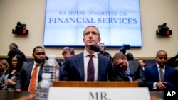 CEO Facebook Mark Zuckerberg tiba di Komite Jasa Keuangan DPR untuk sidang dengar pendapat di Capitol Hill, Washington, 23 Oktober 2019.