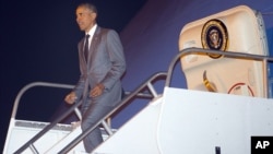 9일 파나마시티 토쿠맨국제공항에서 도착한 바락 오바마 미국 대통령이 전용기에서 내리고 있다.