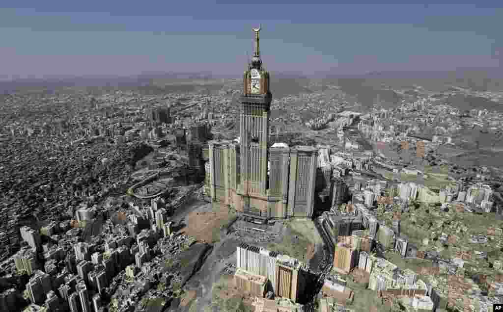 Menara Abraj Al-Bait, juga dikenal sebagai Hotel Makkah Royal Clock Tower, di kota suci Makkah di Arab Saudi, merupakan gedung tertinggi kedua di dunia dengan ketinggian 601 meter.