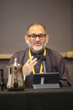 Dr. Nadeem Siddiqi, pakar psikologi klinis,mengajak Muslim berkaca dan peduli pada sesama Muslim pada Muktamar IMSA di Chicago, Illinois, 26 Desember 2019. (Foto: VOA/Karlina)