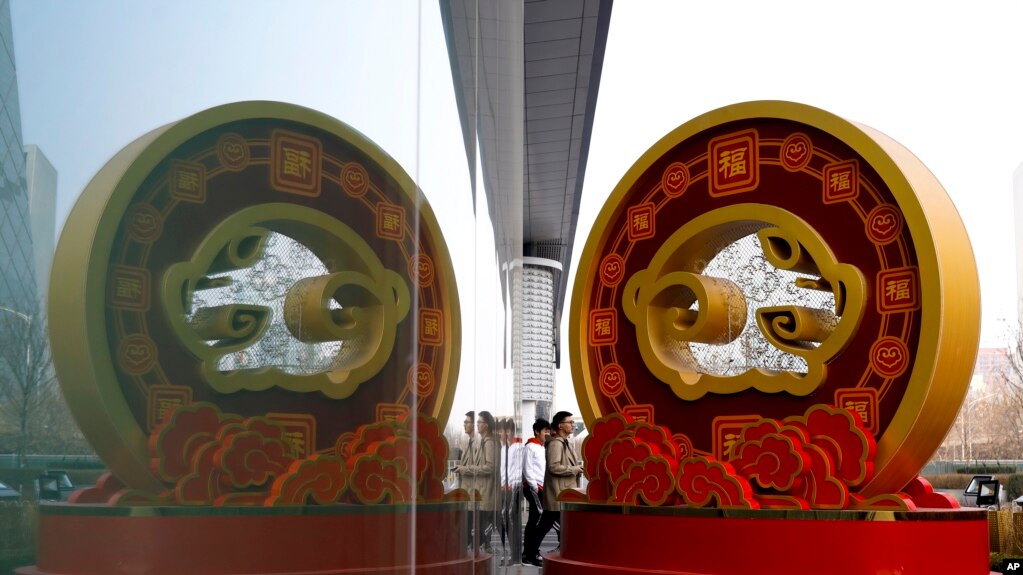北京一家高级消费中心店门口展示中国富豪们喜欢的寓意富足的金猪装饰。（美联社资料照）(photo:VOA)