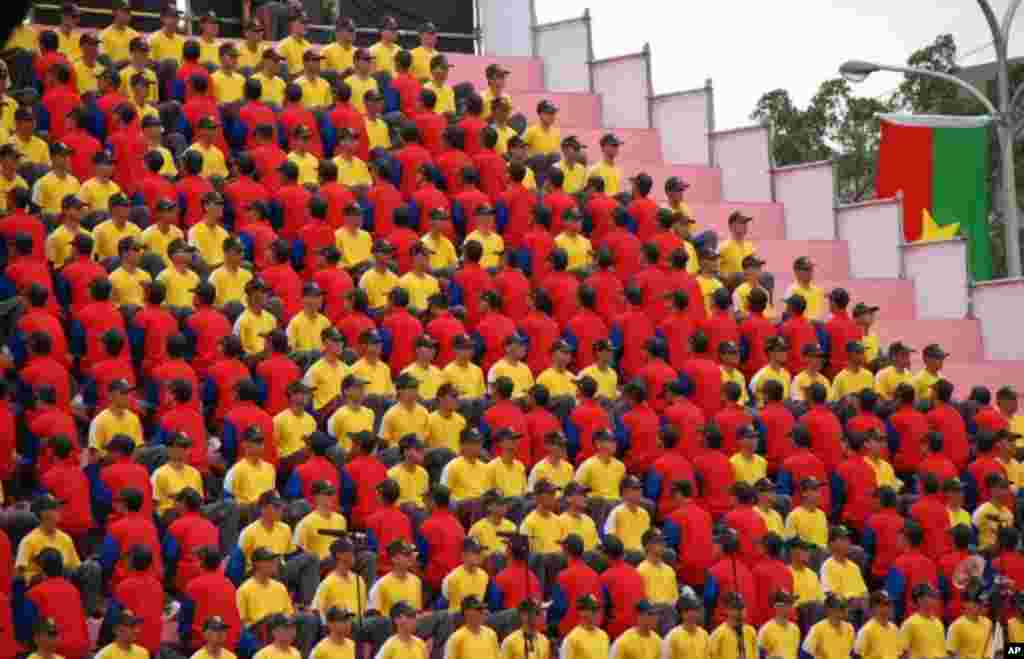 台灣陸軍專科學校700名學生利用變色衣服演出排字秀