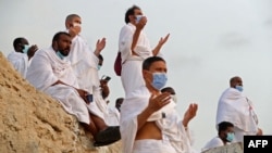 Jamaah haji berdoa di Padang Arafah, yang juga dikenal sebagai Jabal al-Rahma di tenggara kota suci Mekkah, selama klimaks haji di tengah pandemi COVID-19 pada 30 Juli 2020. (Foto: AFP)