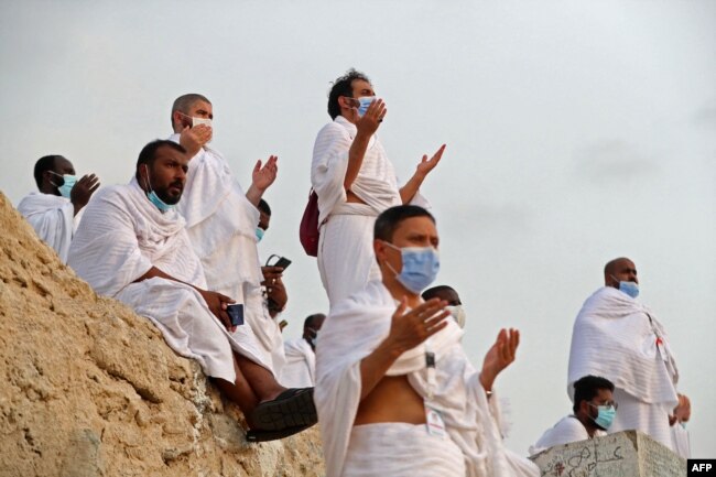 Jamaah haji berdoa di Padang Arafah, yang juga dikenal sebagai Jabal al-Rahma di tenggara kota suci Mekkah, selama puncak musim haji di tengah pandemi COVID-19 pada 30 Juli 2020. (Foto: AFP)