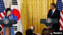 미국 바락 오바마 대통령(오른쪽)과 한국 박근혜 대통령이 7일 백악관에서 정상회담에 이어 공동기자회견을 갖고 회담 내용에 대해 설명하고 있다.