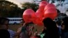 Mujeres escriben en globos los nombres de mujeres asesinadas para una marcha de protesta en San Salvador, el 19 de febrero de 2020, en recuerdo de Fátima Cecilia Aldrighett, de 7 años, quien desapareció y su cuerpo fue hallado en una bolsa de plástico en México.