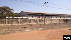 The closed and dilapidated Arewa Textile Mill in Kaduna, Nigeria, December 5, 2012. (I. Kure - for VOA)