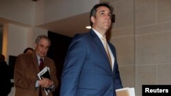 Michael Cohen, el exabogado personal del presidente de EE. UU. Donald Trump, se retira después de declarar ante una audiencia cerrada del Comité de Inteligencia de la Cámara de Representantes en Capitol Hill en Washington, el jueves.