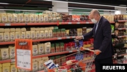 رجب طیب اردوغان در یک فروشگاه مواد غذایی - آرشیو