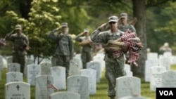 Các binh sĩ gắn quốc kỳ lên hơn 260.000 ngôi mộ tại Nghĩa trang Quốc gia Arlington ở ngoại ô Washington.