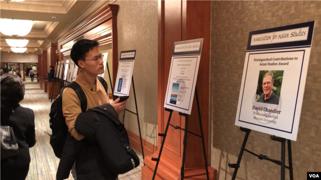 An attendee at the 2018 annual conference organized by the Association for Asian Studies prepared to enter the award presentation for professor David Chandler, author of âA History of Cambodia.â (Chetra Chap, VOA Khmer)