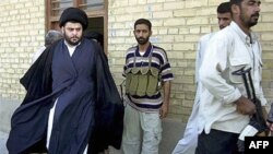 Šiitski sveštenik Muktada al-Sadr u Nadžafu, u junu 2004. (arhivski snimak)
