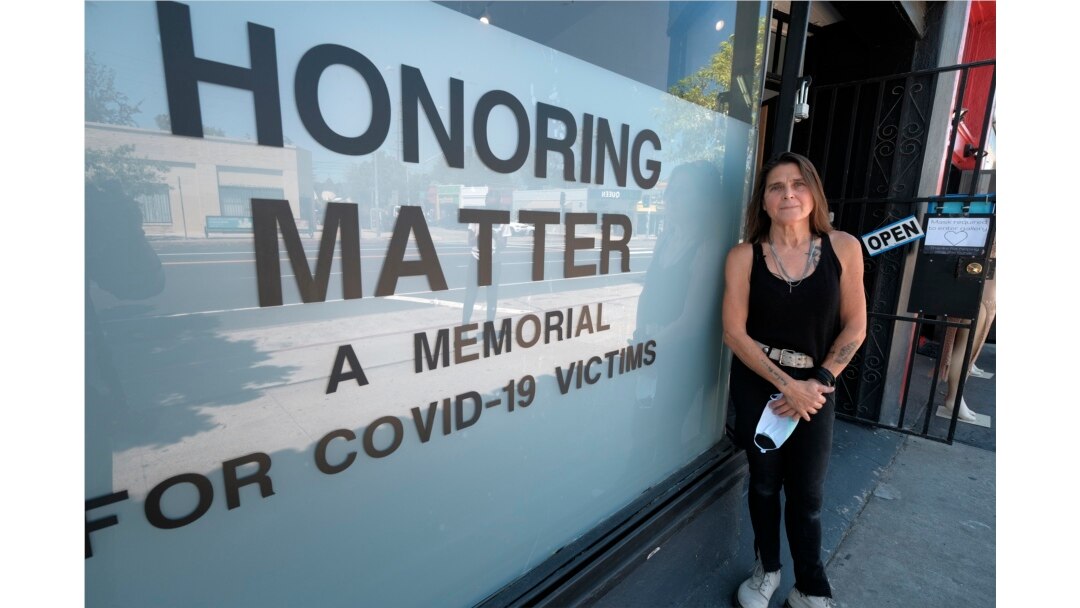 Karla Funderburk, Seniman dan Pemilik Galeri Studio Matter di Los Angeles, AS, menggelar pameran untuk mengenang para korban Covid-19, Selasa, 11 Agustus 2020.