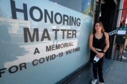 Karla Funderburk, Seniman dan Pemilik Galeri Studio Matter di Los Angeles, AS, menggelar pameran untuk mengenang para korban Covid-19, Selasa, 11 Agustus 2020.