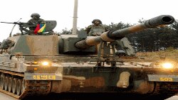 Marinir Korea Selatan mengerahkan tank dalam latihan militer di pulau Yeonpyeong (23/11).