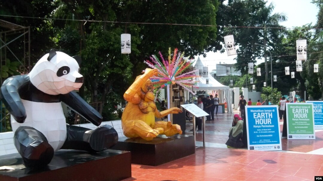 Salah satu sudut peringatan "Earth Hour" di Jakarta, 23 Maret 2013 (VOA/Iris Gera).
