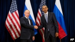 United States President Barack Obama, right, and Russia's President President Vladimir Putin pose for members of the media before a bilateral meeting Monday, Sept. 28, 2015, at United Nations headquarters. (AP Photo/Andrew Harnik)