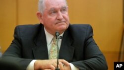 Sonny Perdue, un republicano, fue elegido dos veces como gobernador, sirviendo de 2003 a 2011. Antes de eso, fue senador estatal.
