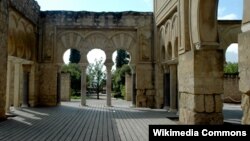 Bagian dari kota tua Medina Azahara di luar Cordoba, Spanyol (foto: Wikipedia).