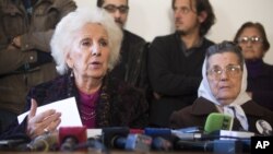 Estela de Carlotto (izquierda) es fundadora de las Abuelas de Plaza de Mayo.