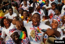 A supporter of Ghana's President Nana Akufo-Addo of the New Patriotic Party (NPP), waves a flag during his swearing-in in Accra, Jan. 7, 2017.