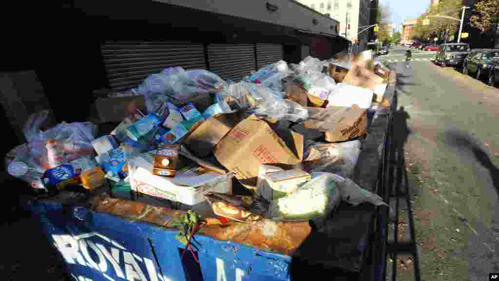 2012年11月1日，纽约曼哈顿东村地段仍然断电，一处超市后的垃圾收集箱堆满了腐烂的食品。