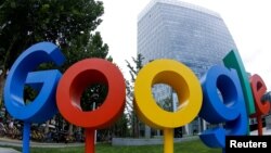 谷歌公司在北京的辦公室外面有谷歌的品牌標誌（2018年8月8日，用魚眼鏡頭拍攝的照片）。