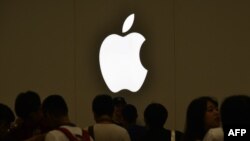 애플 스토어에 애플 로고가 걸려있다. (자료사진)