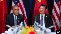 Presiden AS Barack Obama (kiri) dan Presiden China Xi Jinping dalam pertemuan di Le Bourget, pinggiran Paris, Senin (30/11).